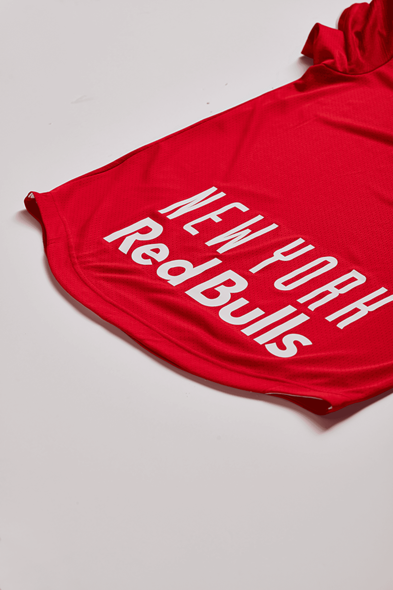 La camiseta cumple con el deseo de una prenda completamente roja para los seguidores de RBNY.
