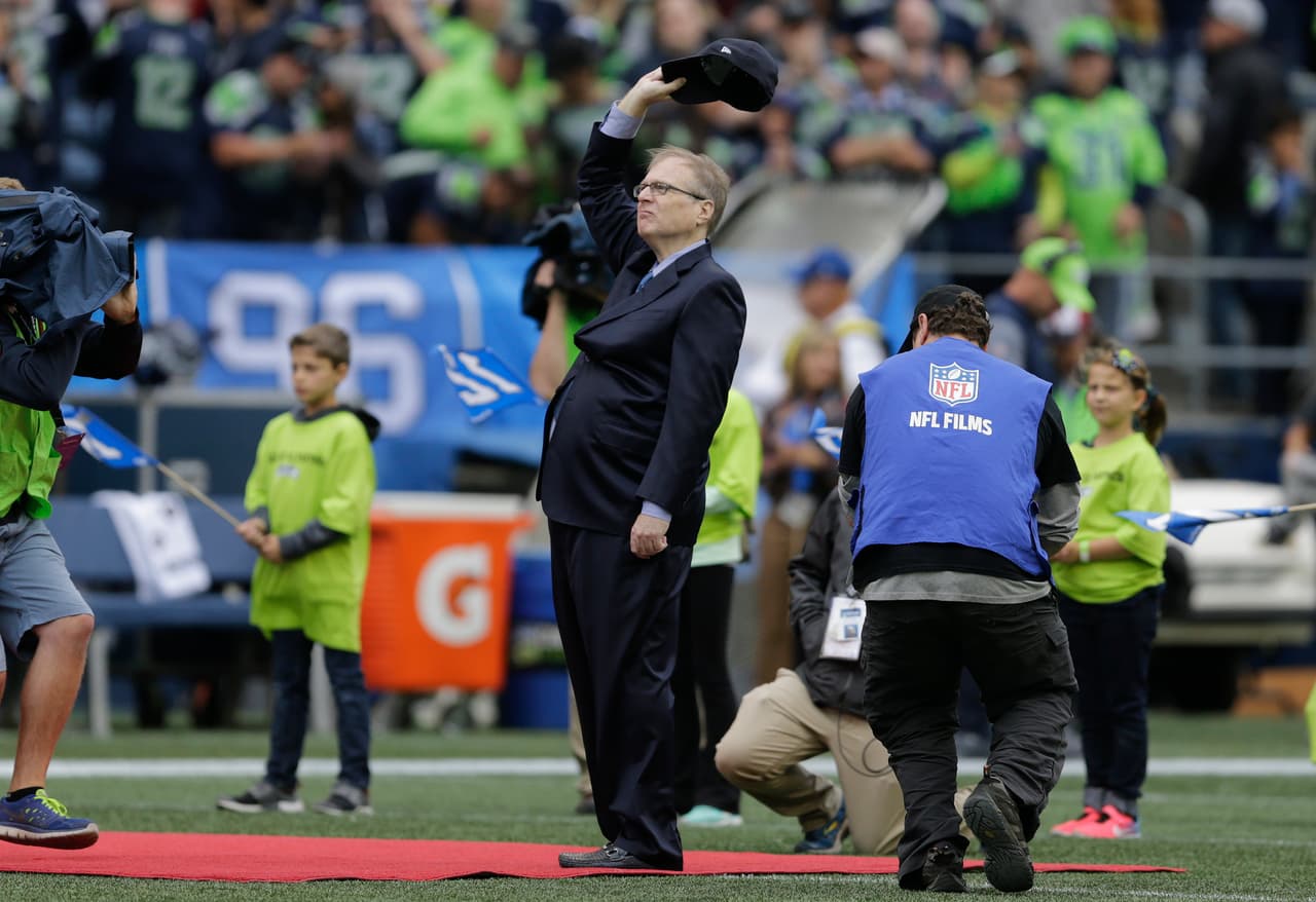 Hace casi un año recibió en el CenturyLink Field un homenaje por sus 20 años como propietario de los Seahawks. Con 140 millones ayudó a construir la casa de los Halcones Marinos.