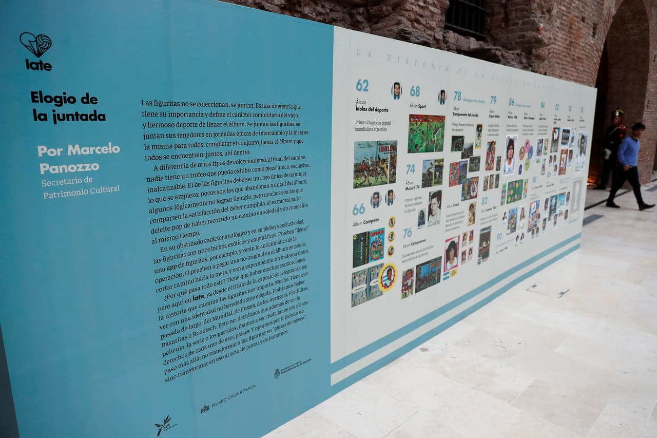 La exposición es llamada LATE, la historia de la Selección Argentina en figuritas. Su nombre es un tributo a la expresión "la tengo, no la tengo" en el intercambio de figuritas.