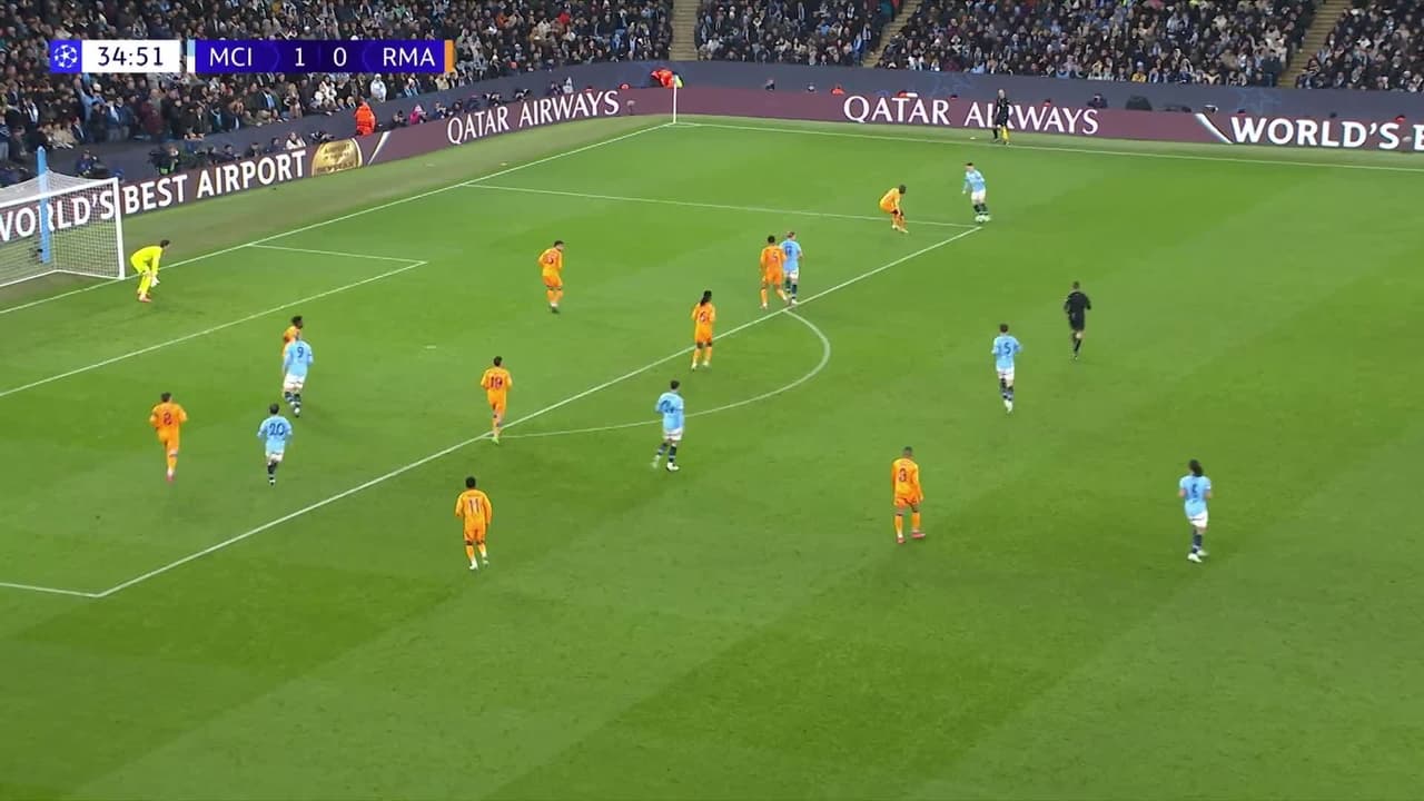 ¡TIRO ATAJADO! disparo por Phil Foden.