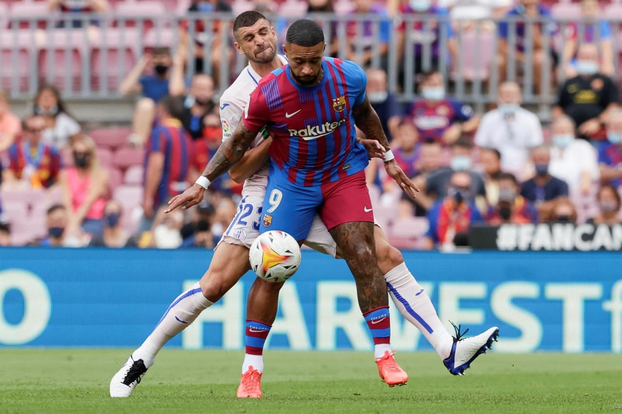 Barcelona consigue llevarse la victoria ante el Getafe 2-1, durante la tercera Jornada en La Liga. Sergi Roberto abrió el marcador muy temprano (2') a favor de los 'blaugrana', pero al minuto 18' Sandro Ramírez ya igualaba el marcado. Fue hasta el minuto 30' donde Memphis Depay ya ponía al Barca arriba y le daba la victoria.