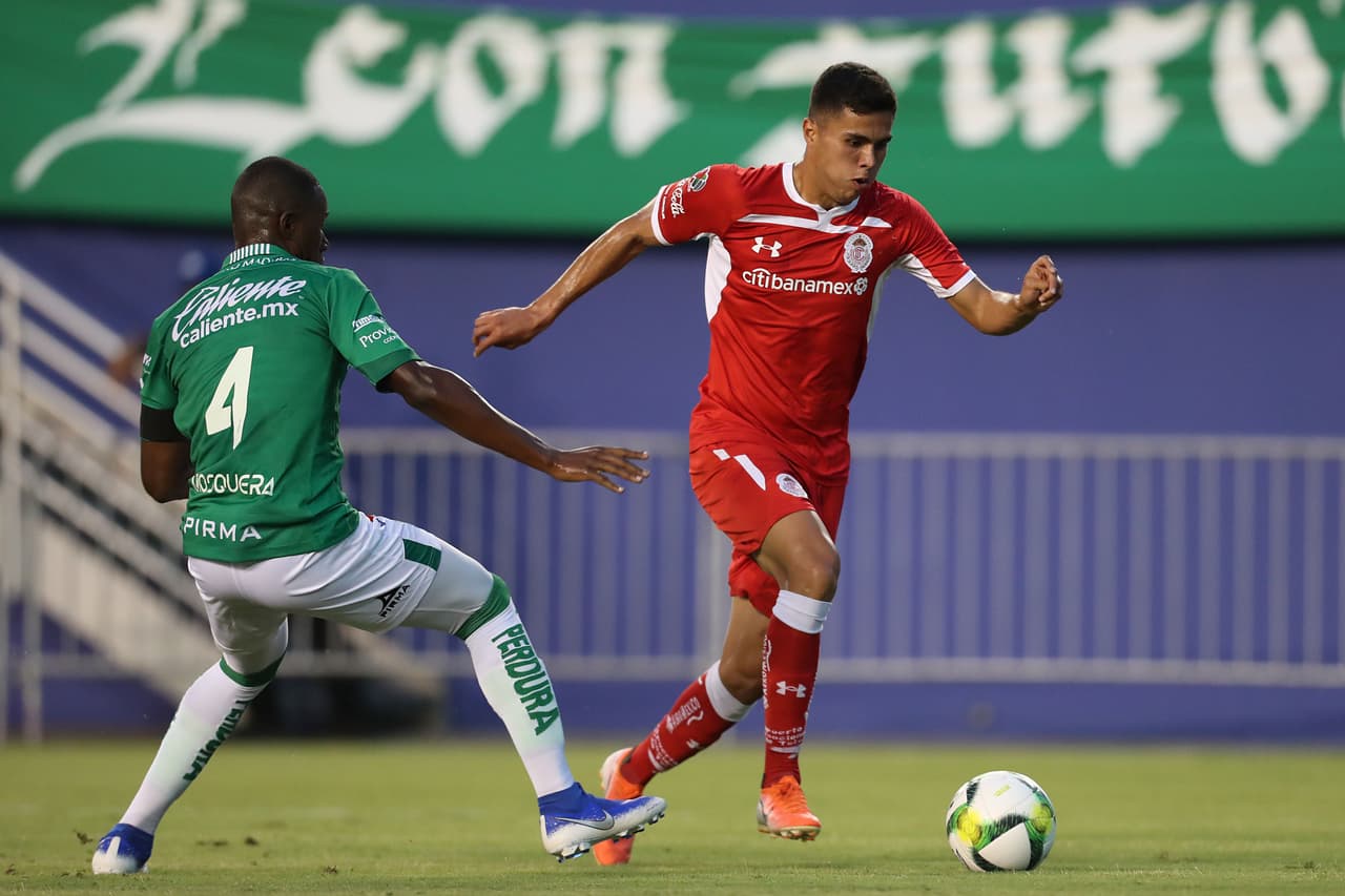 Los Esmeraldas del León se impusieron en la tanda de penaltis 4-3 a los Diablos Rojos del Toluca en partido amistoso, llevado a cabo en el Cotton Bowl, en Dallas, Texas. Este partido de preparación para ambos equipos, de cara al venidero Torneo de Apertura 2019 de la Liga MX, terminó 4-4 en su tiempo regular, aunque los choriceros tuvieron que remontar tres goles de déficit para forzar la definición desde los 11 pasos.