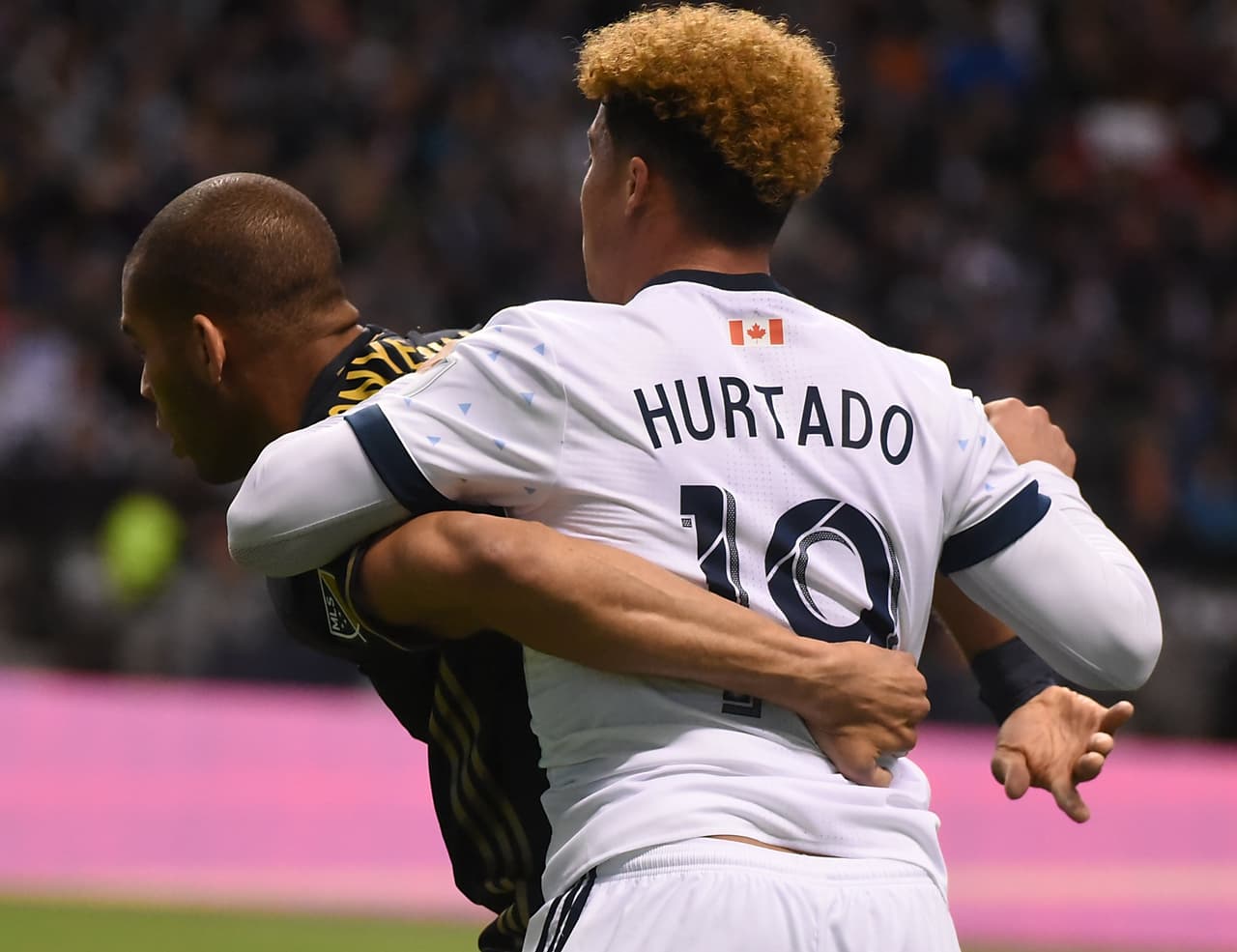 Erik Hurtado de espalda.