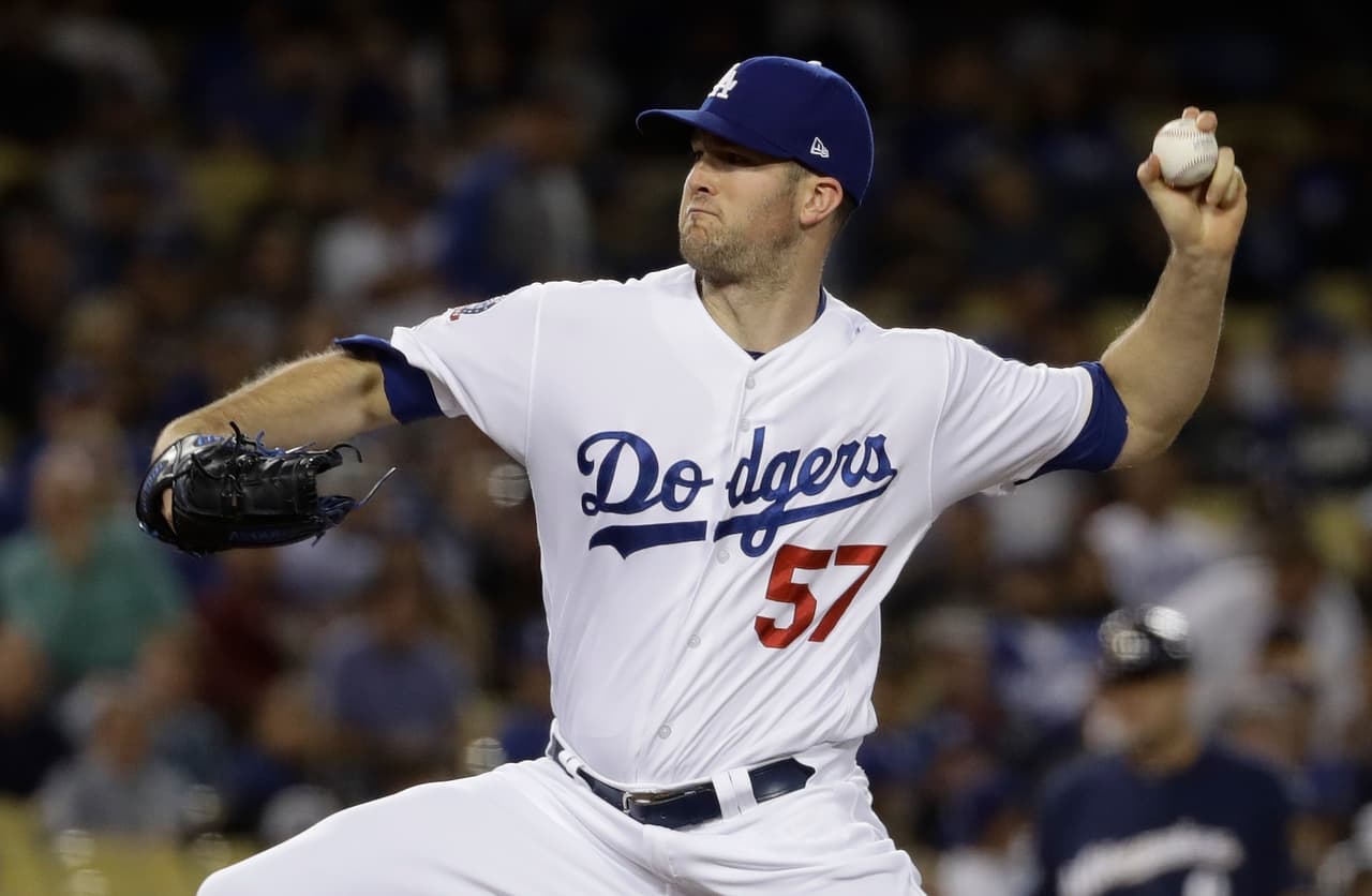 El zurdo Alex Wood lanzó la parte alta del inning 18 para los Dodgers, permitiendo que un hombre de los Boston Red Sox llegaran a las bases.