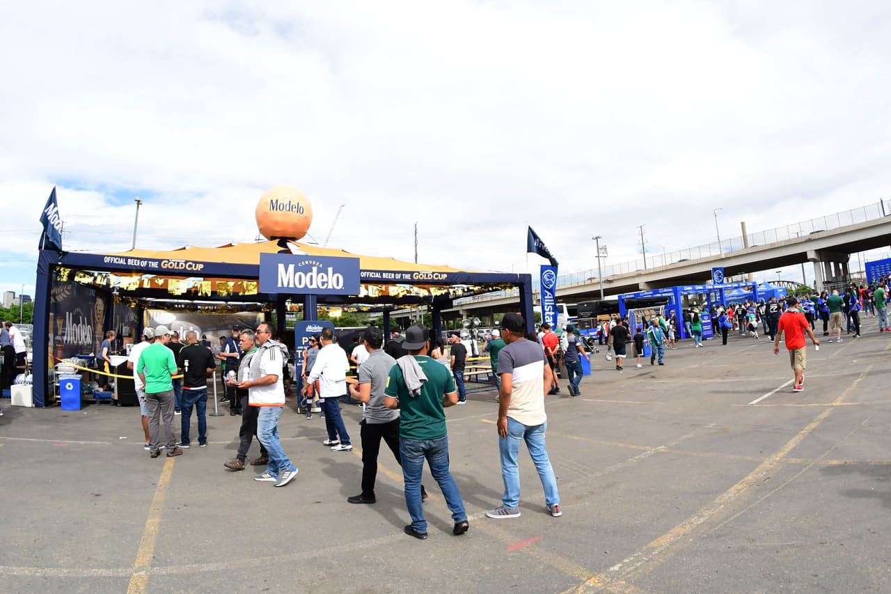 La afición mexicana llegó desde temprano para apoyar a la Selección Mexicana en su partido por la Copa Oro ante Canadá en Broncos Stadium en Denver. Como siempre, los seguidores del Tricolor le ponen un sabor especial a los partidos con su colorido, sus pancartas y las ocurrencias en la tribuna.