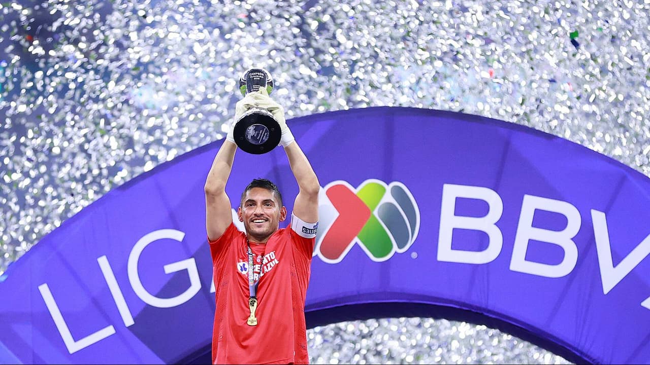 ¡Es oficial! Jesús Corona renovó con Cruz Azul