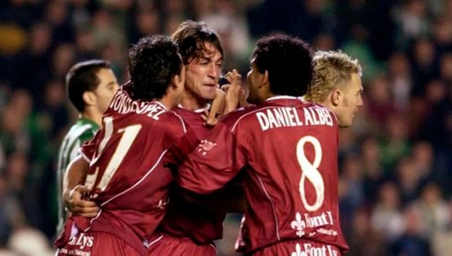 <b>Dani Alves -</b> El jugador con más trofeos en la historia del futbol, tuvo que jugar con su dorsal mal escrito ya que la camisa decía Daniel Albes en vez de Daniel Alves.