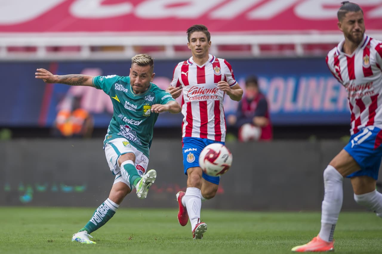 La primera de chivas llegó al 29’, pero la zurda del ‘Cone’ Brizuela salía desviada del arco.