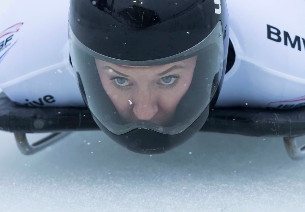 Ya que no hay ningún volante para asumir las curvas, el atleta lleva su propio peso y la dirección que deba tomar el trineo moviendo su cuerpo según la dirección deseada.