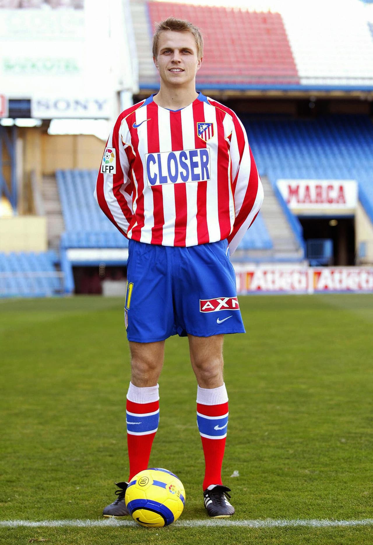 El volante danés Jesper Gronkjaer llegó al Vicente Calderón procedente del Chelsea para promocionar una cinta de intriga amorosa de Jude Law: 'Closer, llevados por el deseo'.