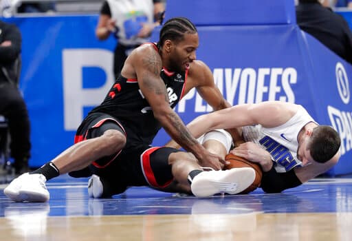Los Toronto Raptors no quieren un susto en esta serie y por eso jugaron con gran intensidad, aquí Kawhi Leonard (izq) poniendo el ejemplo.
