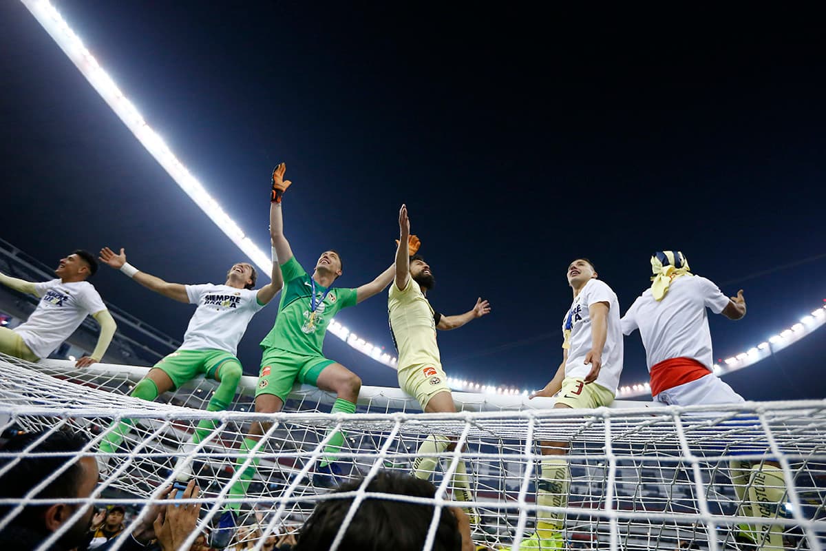 En una de las porterías de la cancha del Estadio Azteca continuó la celebración americanista.