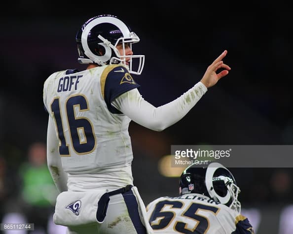 El mariscal de campo Jared Goff corrió para una anotación y mandó un pase para otro y los Rams de Los Ángeles derrotaron 33-0 a los Cardinals de Arizona.