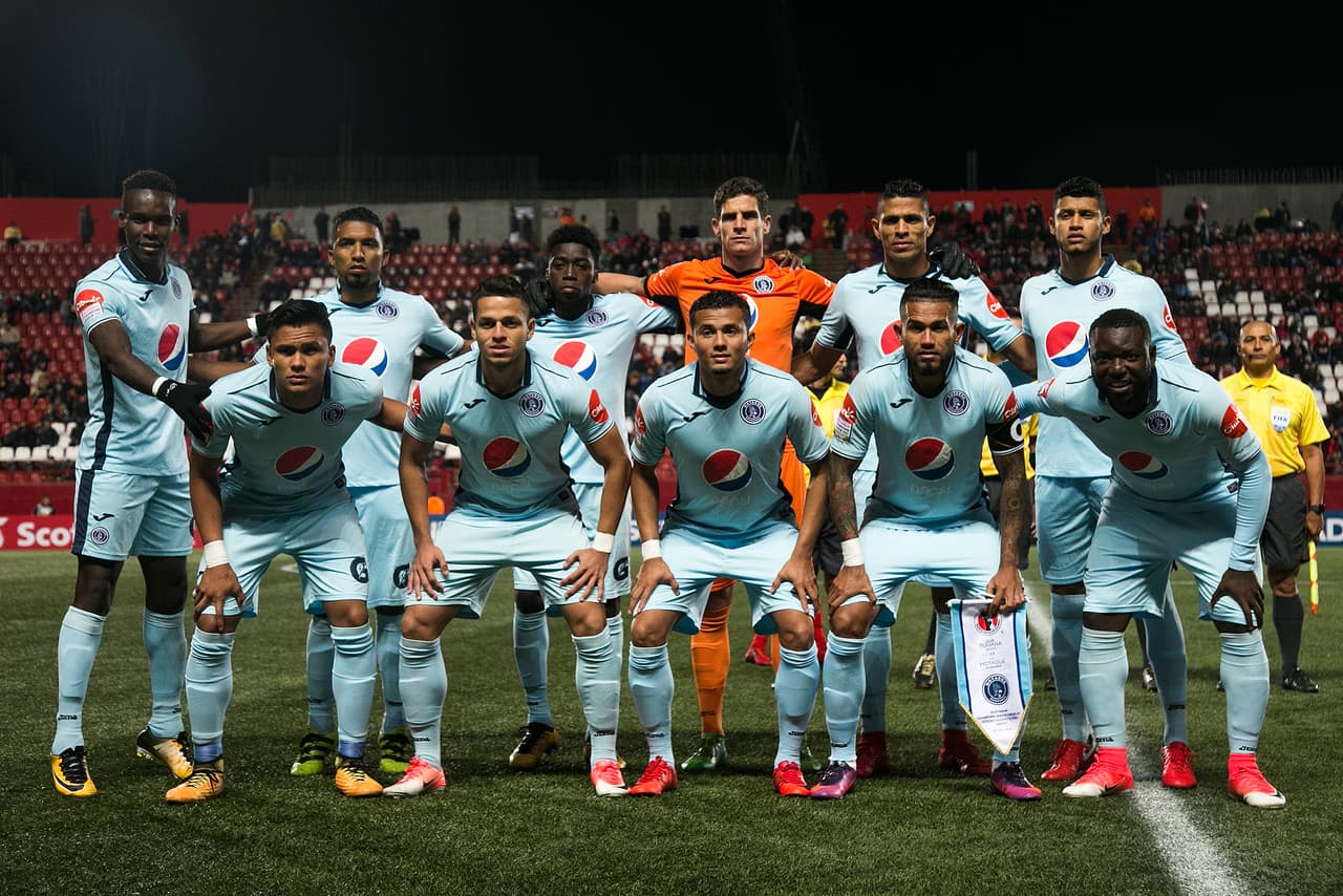 Mientras que el Motagua lo hizo con Rougier; Pereira, Maldonado, Montes, Bernádez, Crisanto; Mayorquin, Santos, Martínez; Discua y Castillo.