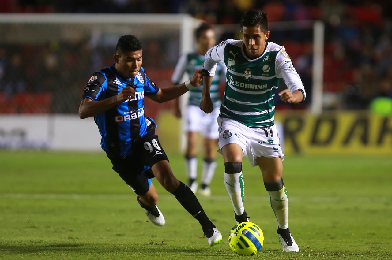 Además de que se olvidó de jugar para encarar a rivales como Ronaldinho con quien tuvo intercambios verbales en más de una ocasión, incluso logrando desesperar al brasileño al cual se le borro la sonrisa de la cara.