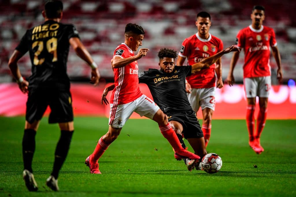 Benfica derrota 2-0 al Vitoria y prolonga la coronación del Porto por lo menos una jarnada más.