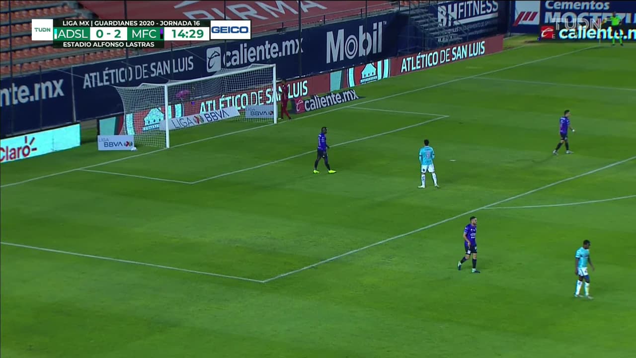 ¡CERCA! Ventura Alvarado disparó que se estrella en el poste.