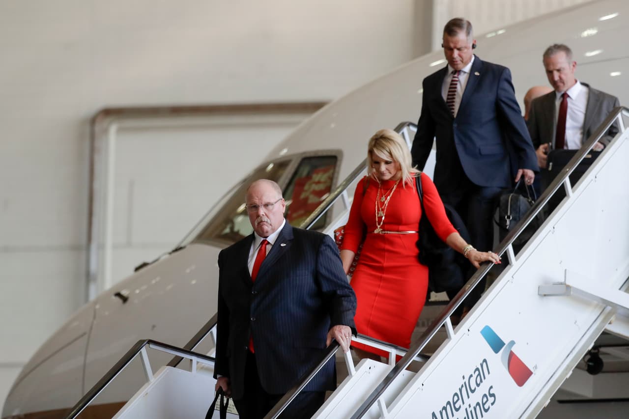 Los Kansas City Chiefs aterrizaron en el aeropuerto de Miami en la semana donde enfrentarán a los 49ers por el Super Bowl LIV.