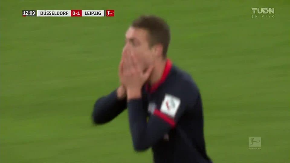 Tiro desviado de Stefan Ilsanker