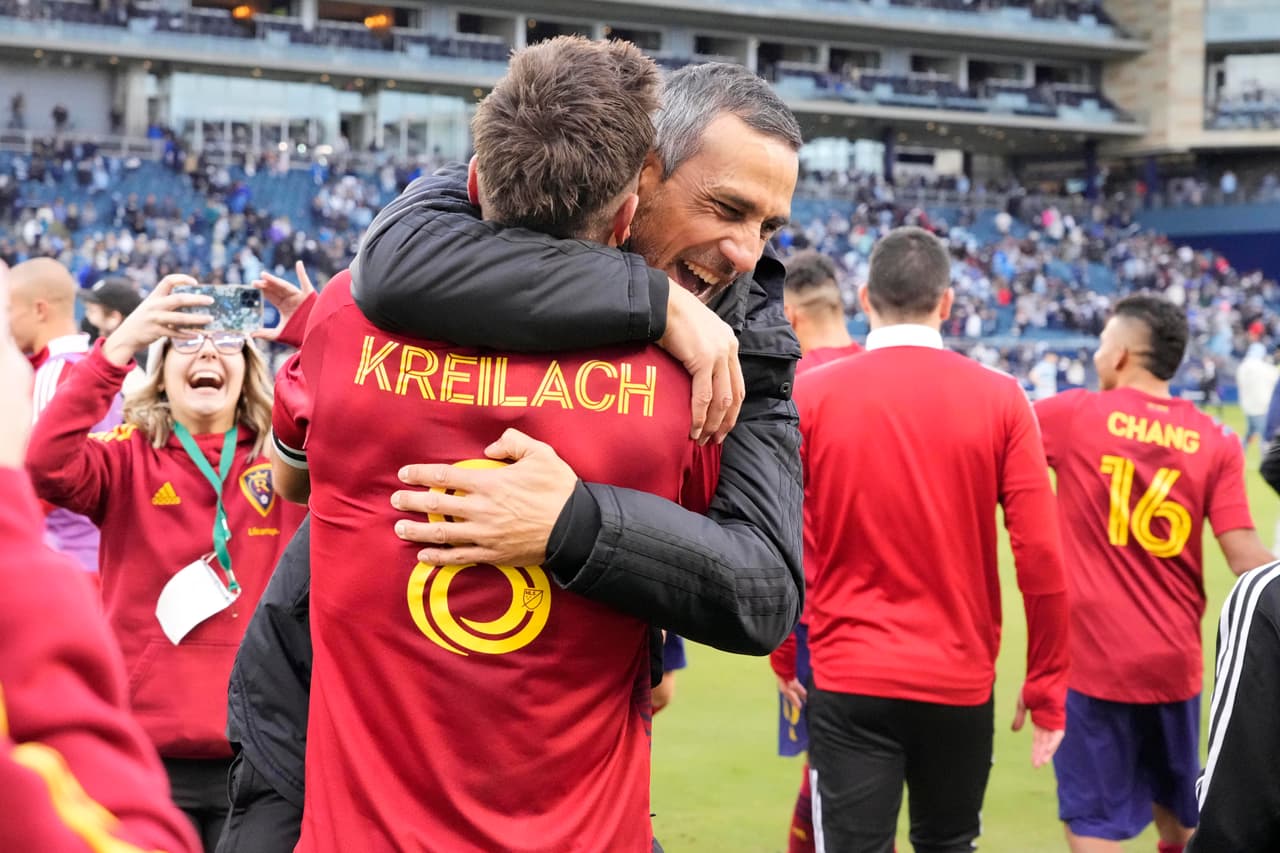 Pablo Mastroeni se abraza a Damir Kreilach, jugador de Real Salt Lake.