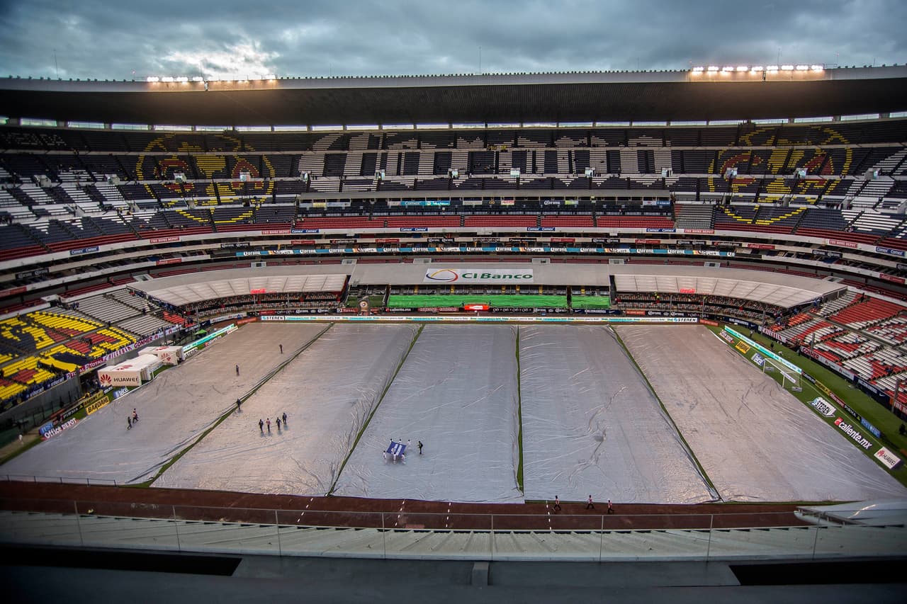 2 – La cancha del Estadio Azteca está a al menos a unos 15 metros de distancia de la tribuna y aunque lleno es imponente a veces la lejanía es marcada y vacío es un escenario gélido e insustancial.