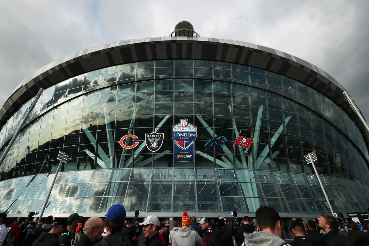 La novedad es el estadio del Tottenham, pues debajo de la cancha de pasto natural, se encuentra la cancha con pasto sintético; una verdadera obra de arte en cuanto a arquitectura e innovación se refiere.