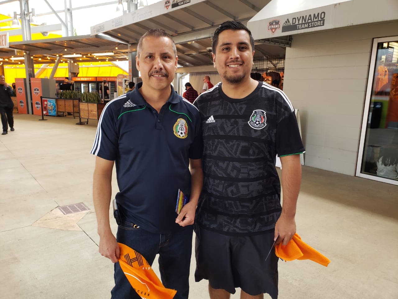 Los aficionados del Galaxy invaden Houston para ver el debut del fichaje estrella, Javier Hernández.