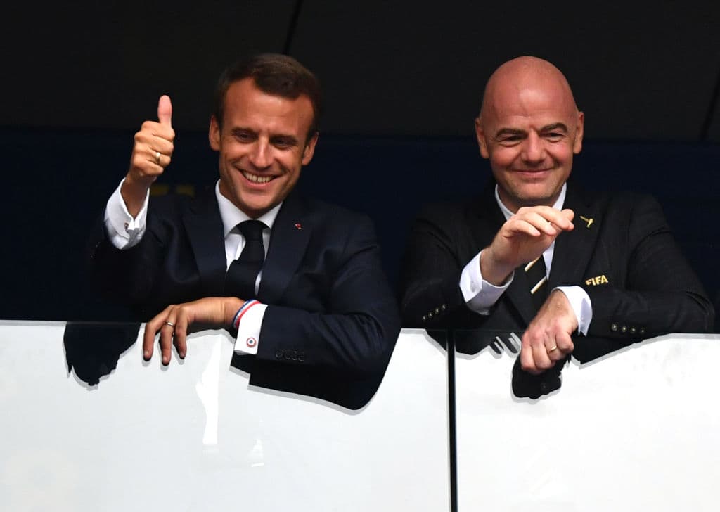 Emmanuel Macron (izquierda), Presidente de Francia, saluda a la gente antes de la final junto al presidente de la FIFA, Gianni Infantino (derecha).