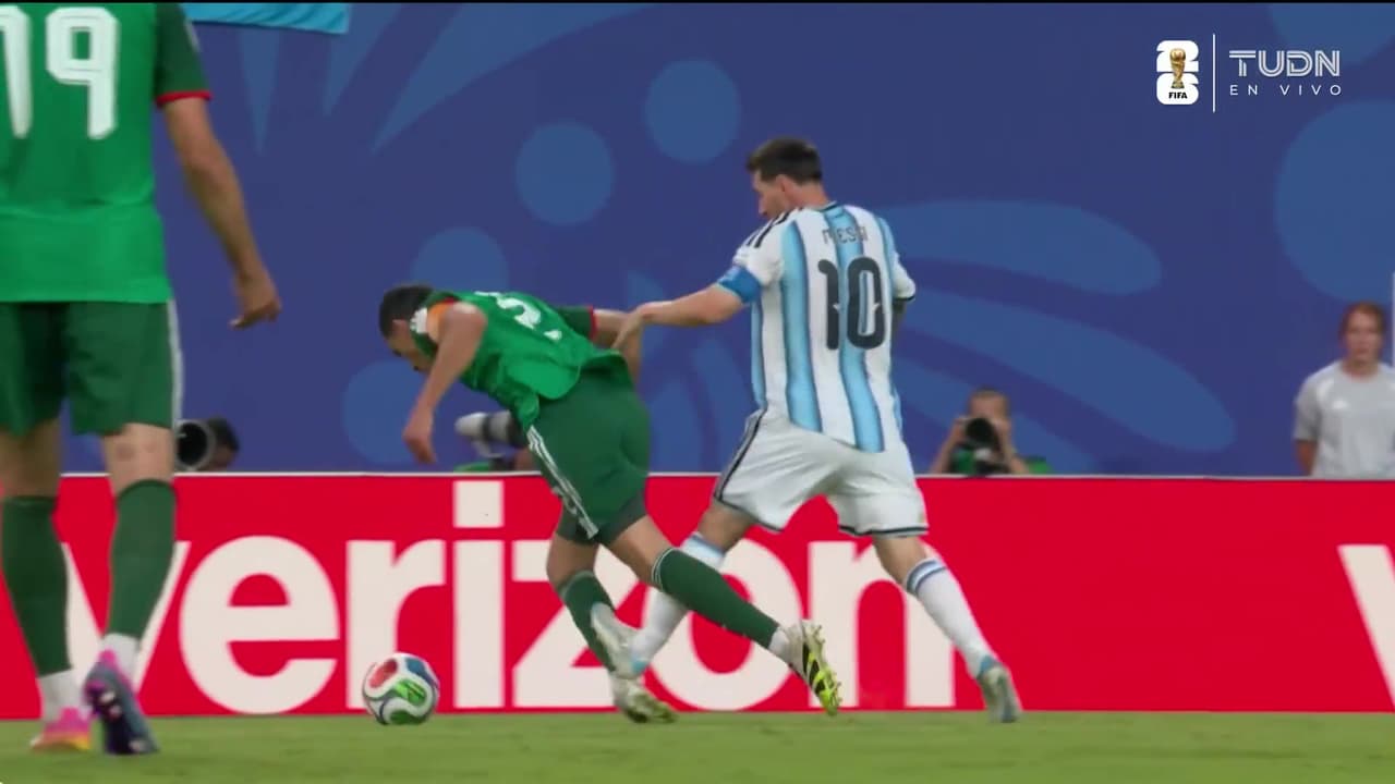 ¿Era de roja? Messi le deja los tachones en la pierna de jugador argelino