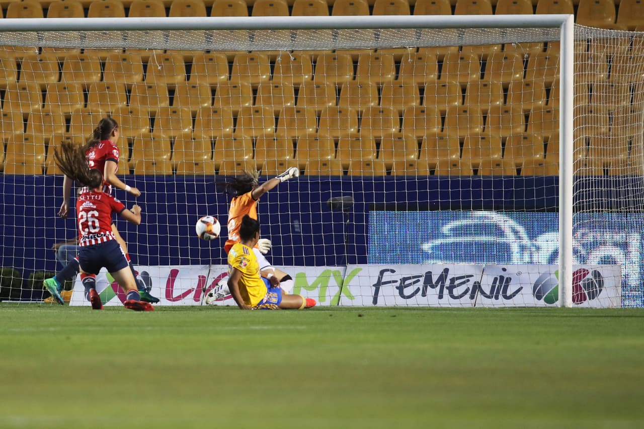 Y el partido comenzó muy movidito. Apenas a los 4 minutos de haberse iniciado el cotejo, las cosas se alteraron pronto. Un centro por la banda izquierda al área de las Rojiblancas fue letal.