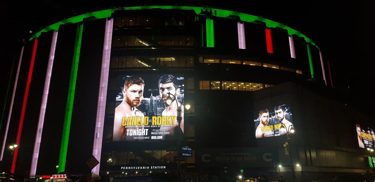 Así luce el exterior del Madison Square Garden antes del combate.