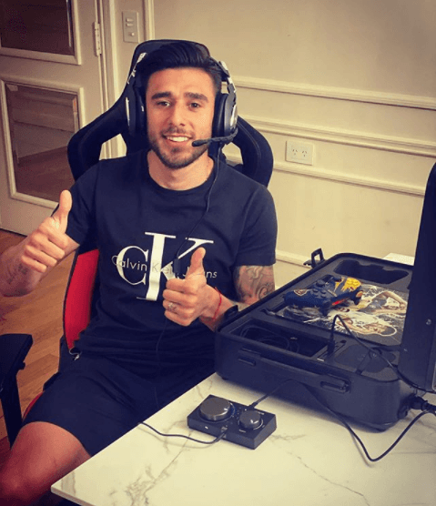 También se conecta al canal Twitch para transmitir en vivo mientras juega.