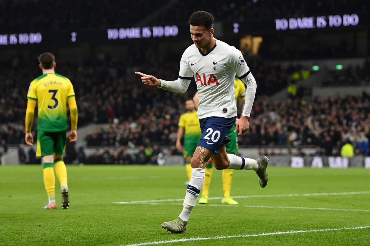 Tottenham 2-1 Norwich - Tottenham y Manchester United están empatados con 34 puntos. Norwich se mantiene en el último lugar de la tabla general con 17 unidades.