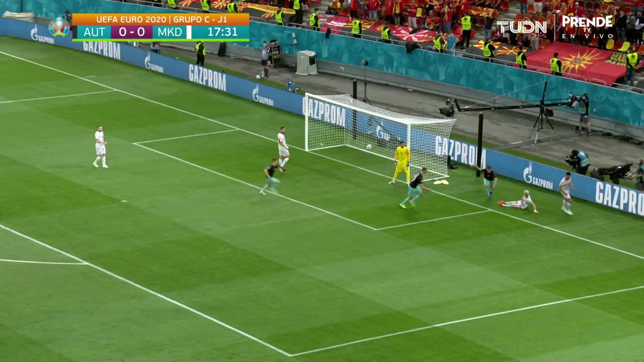 ¡GOL!  anota para Austria. Stefan Lainer