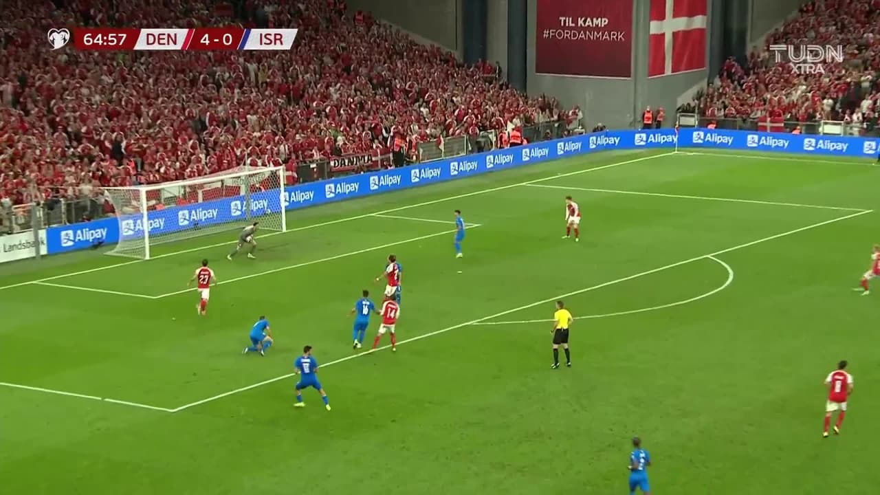 ¡TIRO ATAJADO! disparo por Mikkel Damsgaard.