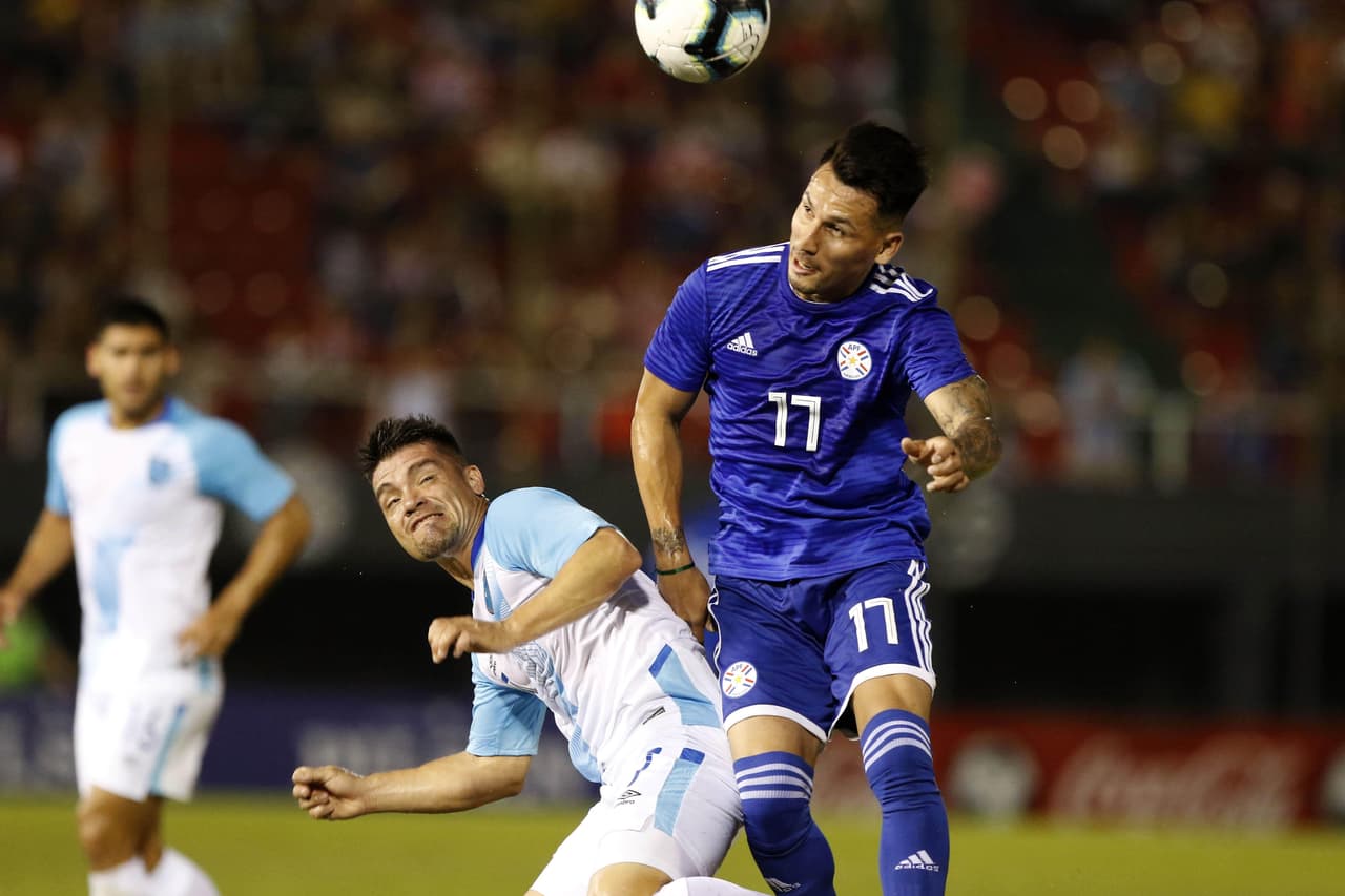 Con su tradicional arma del juego aéreo los paraguayos buscaron aumentar el marcador.