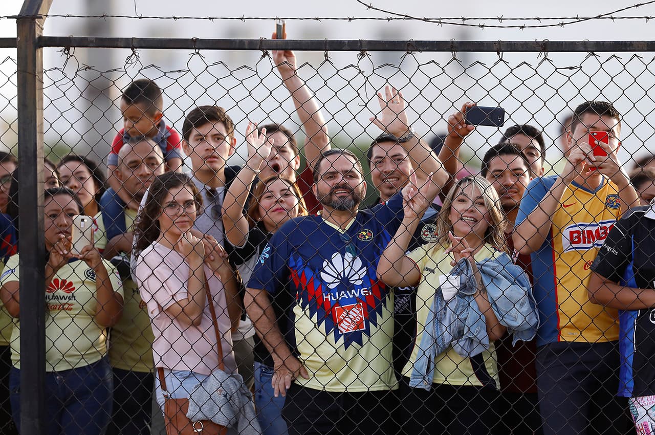 Previo al ingreso, los americanistas aguardaron por la llegada de su equipo.