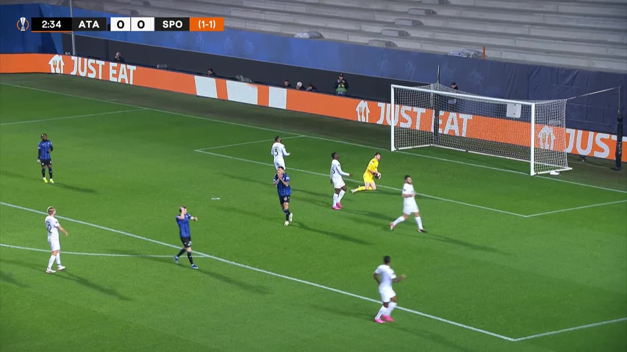 ¡TIRO ATAJADO! disparo por Gianluca Scamacca.