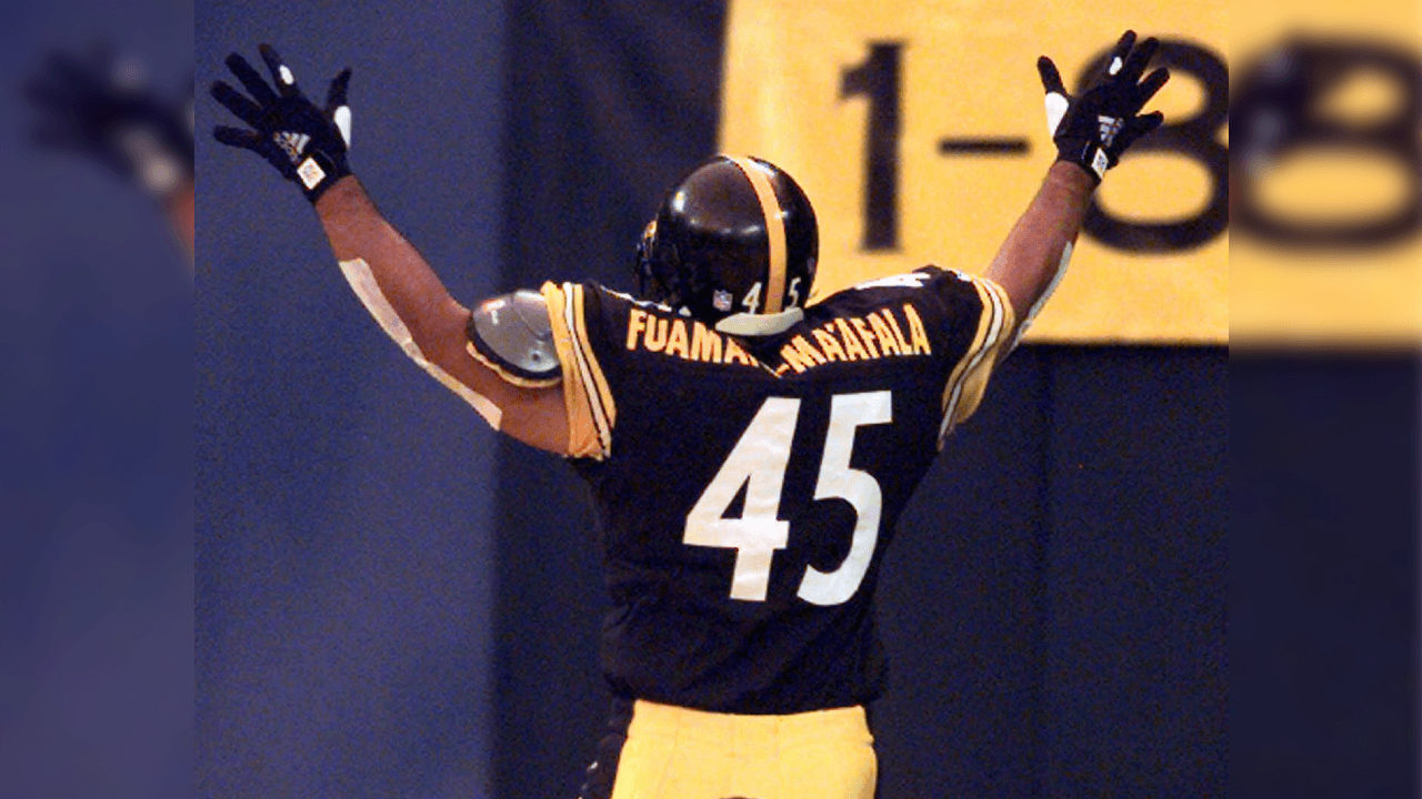 <b>Chris Fuamatu-Ma'afala</b>
<br>- Fuamatu-Ma'afala creció en Kalihi, Hawaii. 
<br>- Se crió en el proyecto de viviendas más famoso de la isla de Oahu conocido por asesinatos, pandillas y actividades ilegales de drogas.
<br>- Utilizó sus habilidades atléticas como un medio para mantenerse alejado de las influencias negativas y encontrar un camino sano para él.