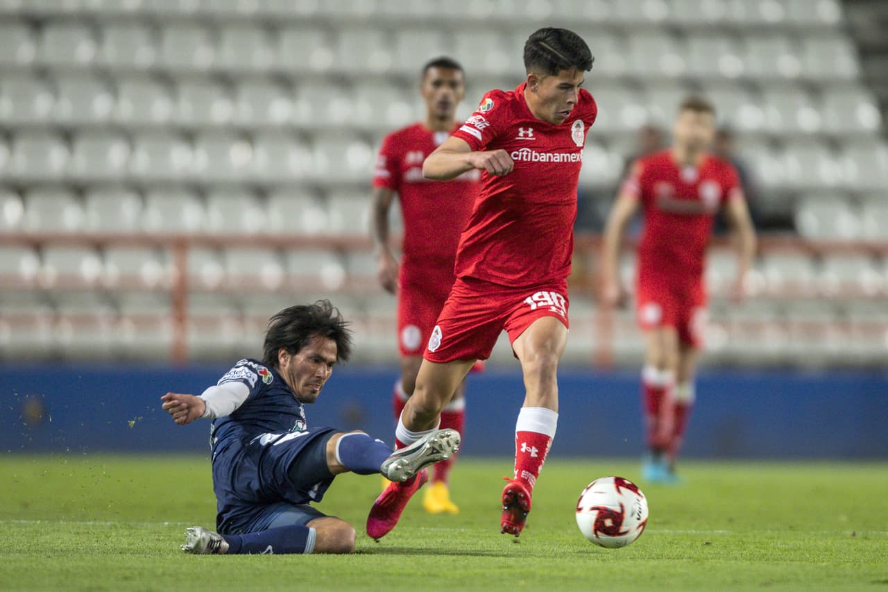 Jorge Daniel Hernández se barre y roba de forma limpia el balón a Giovanny Leon.