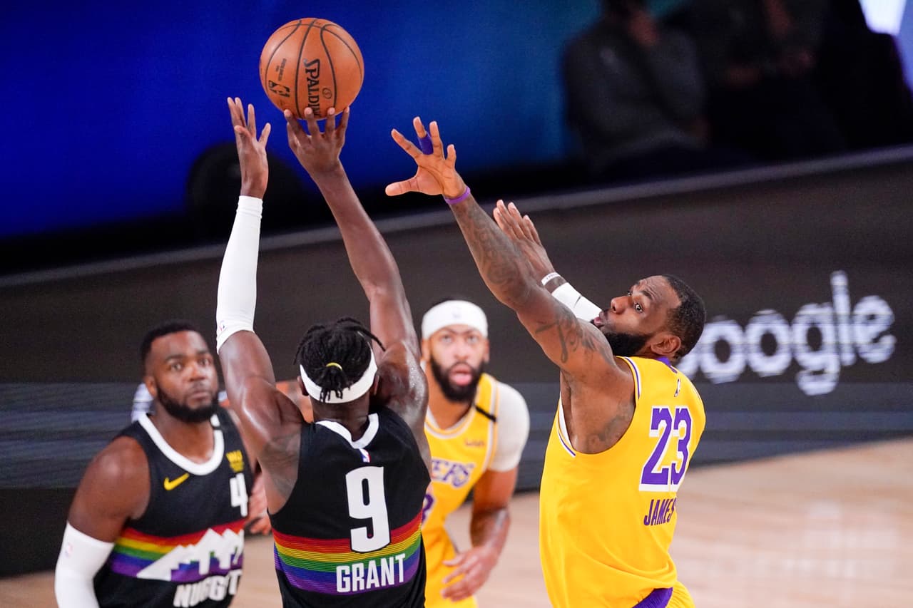 Anthony Davies vuelve a superar los 30 puntos en la victoria 114-108 de los Lakers sobre los Nuggets.