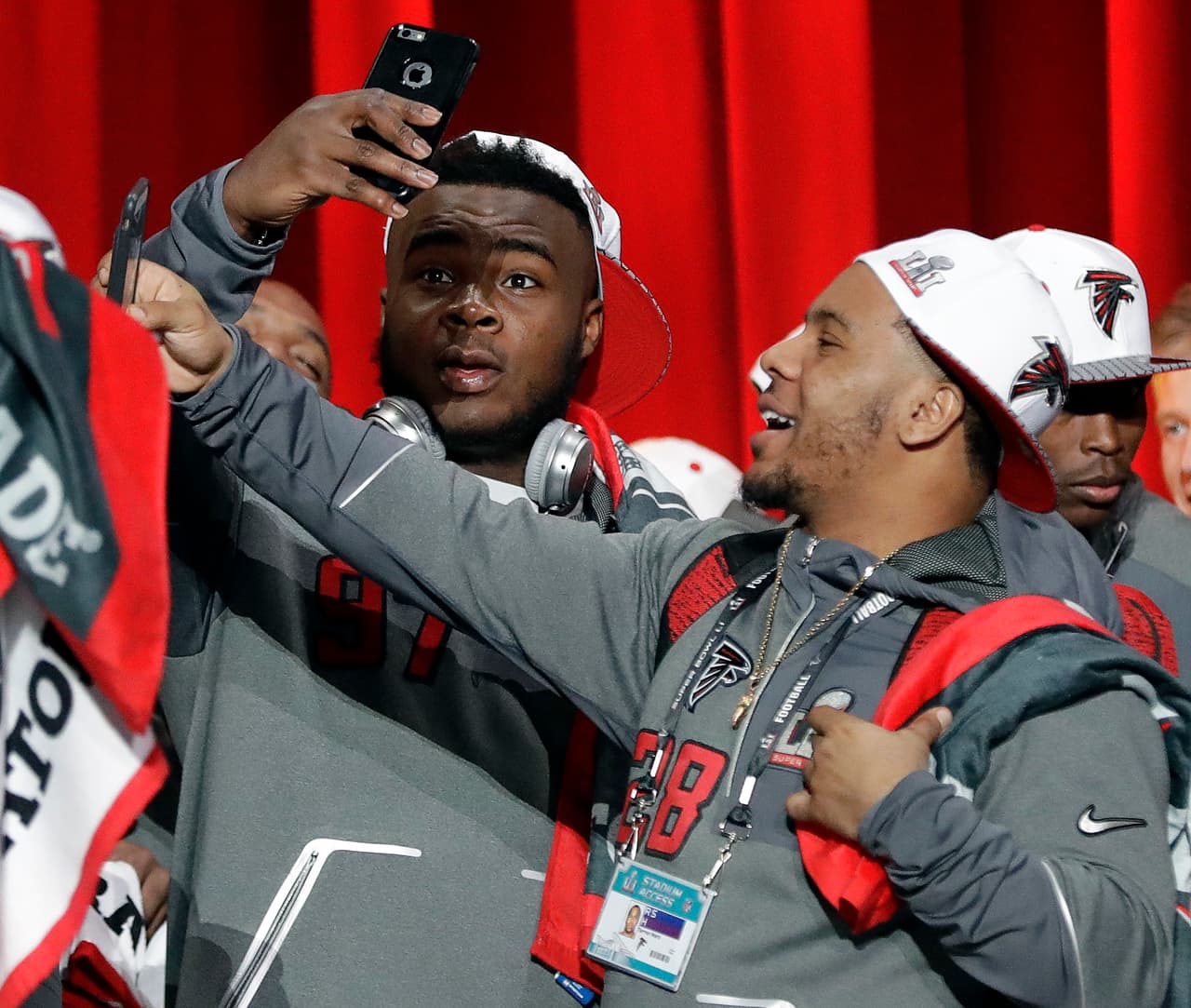 Una vez llegaron al centro de los reflectores no dudaron en bromear y tomarse selfies en la tarima de presentación.