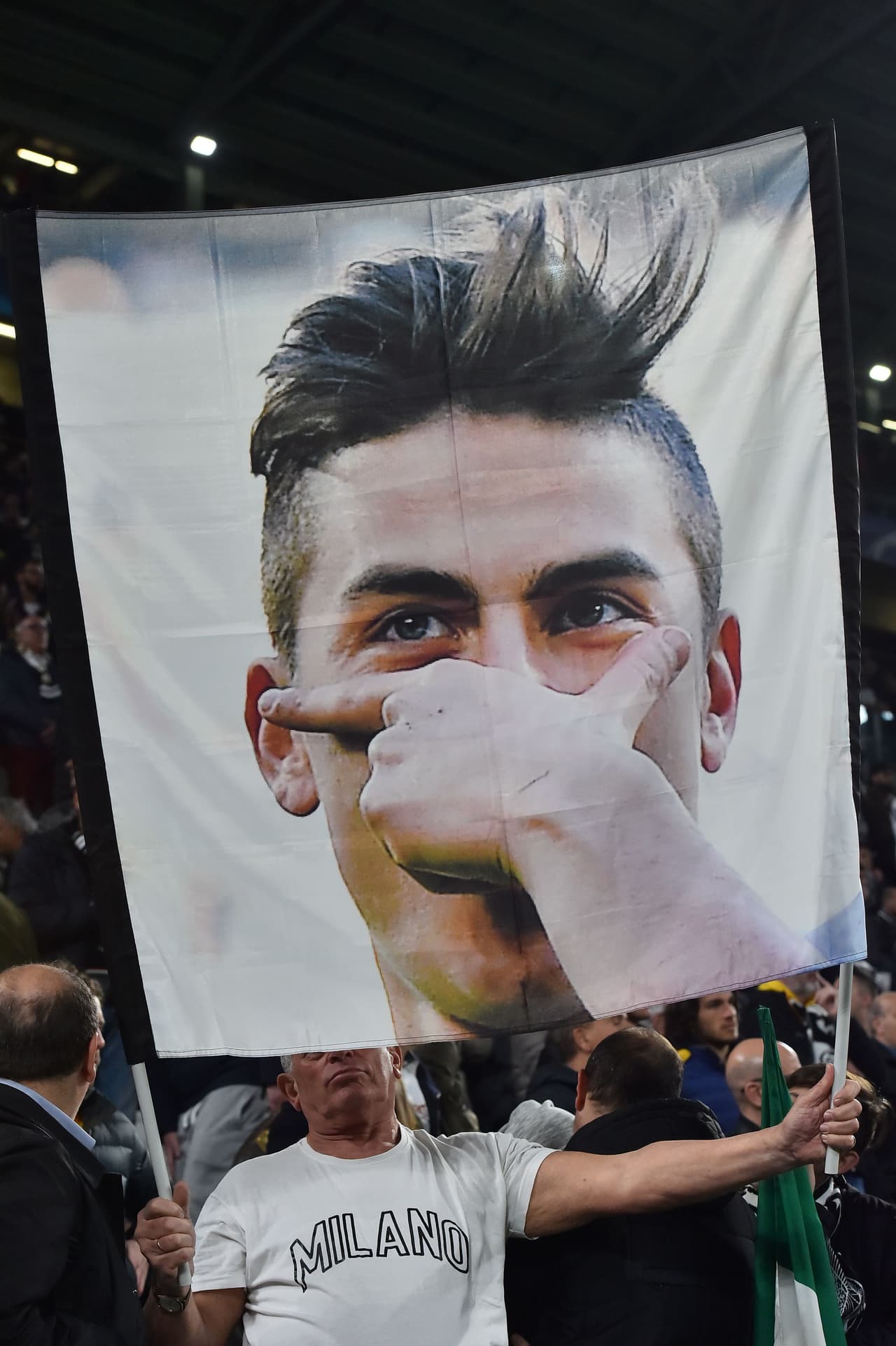 Y la curva de los tiffosi (hinchas) de la Juventus consiente a Paulo para que siga dando el extra siempre.