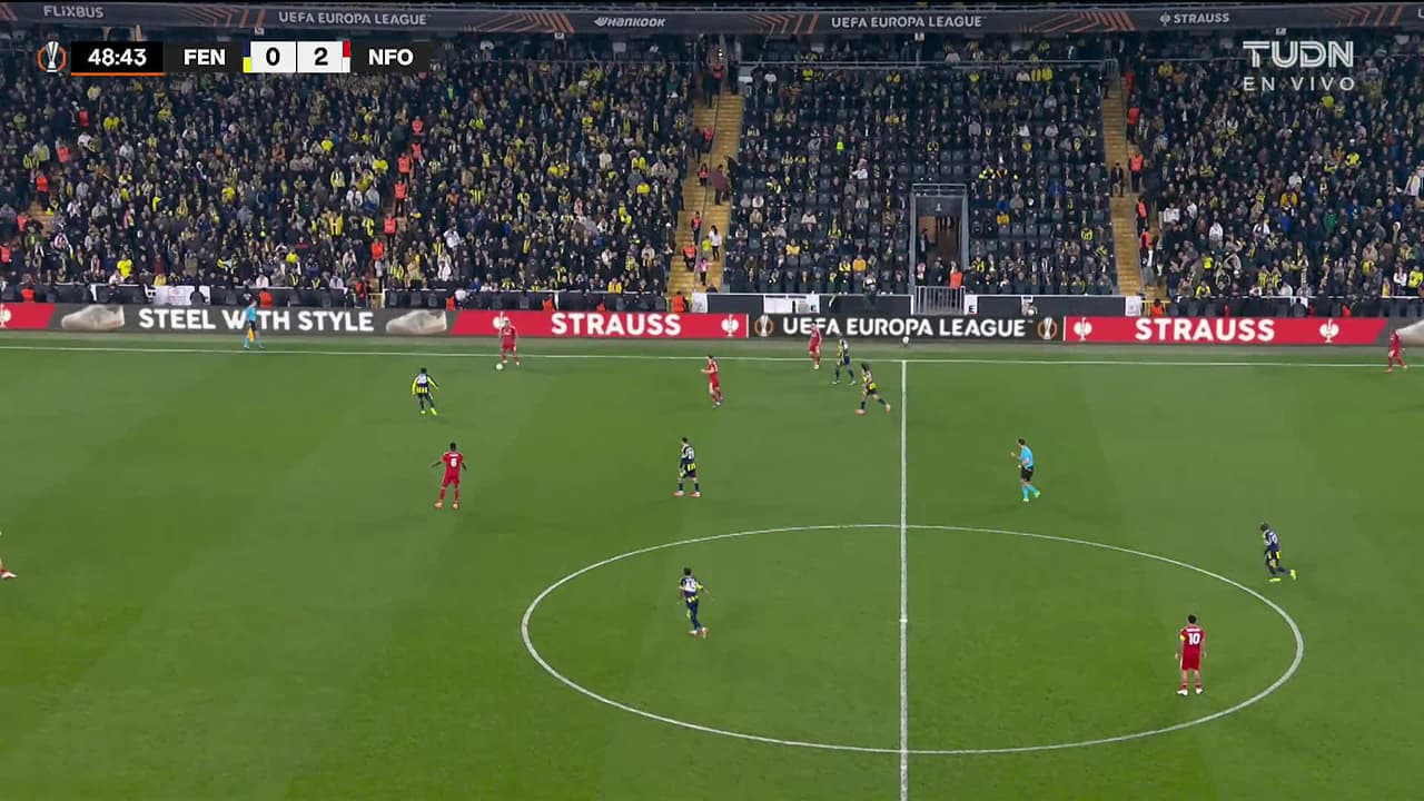 ¡TIRO ATAJADO! disparo por Morgan Gibbs-White.