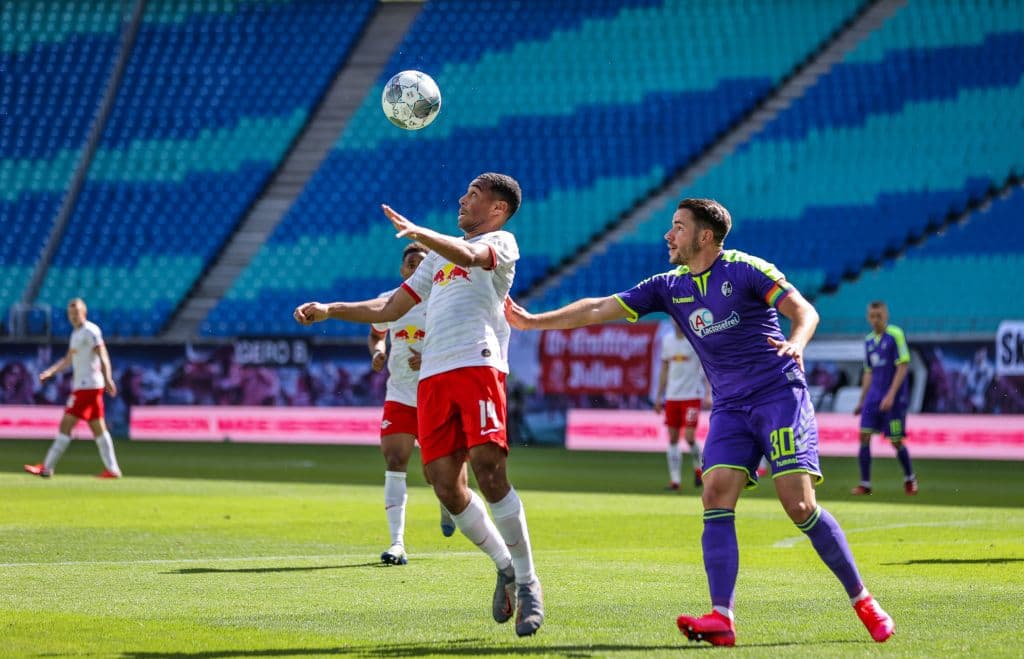 Tyler Adams lee la jugada de manera correcta y se adelanta para recibir el balón y comenzar el contragolpe.