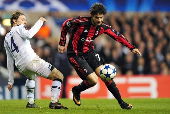 Los 'rossoneri' salieron al partido con la convicción de marcar el gol que los mantenga con vida.