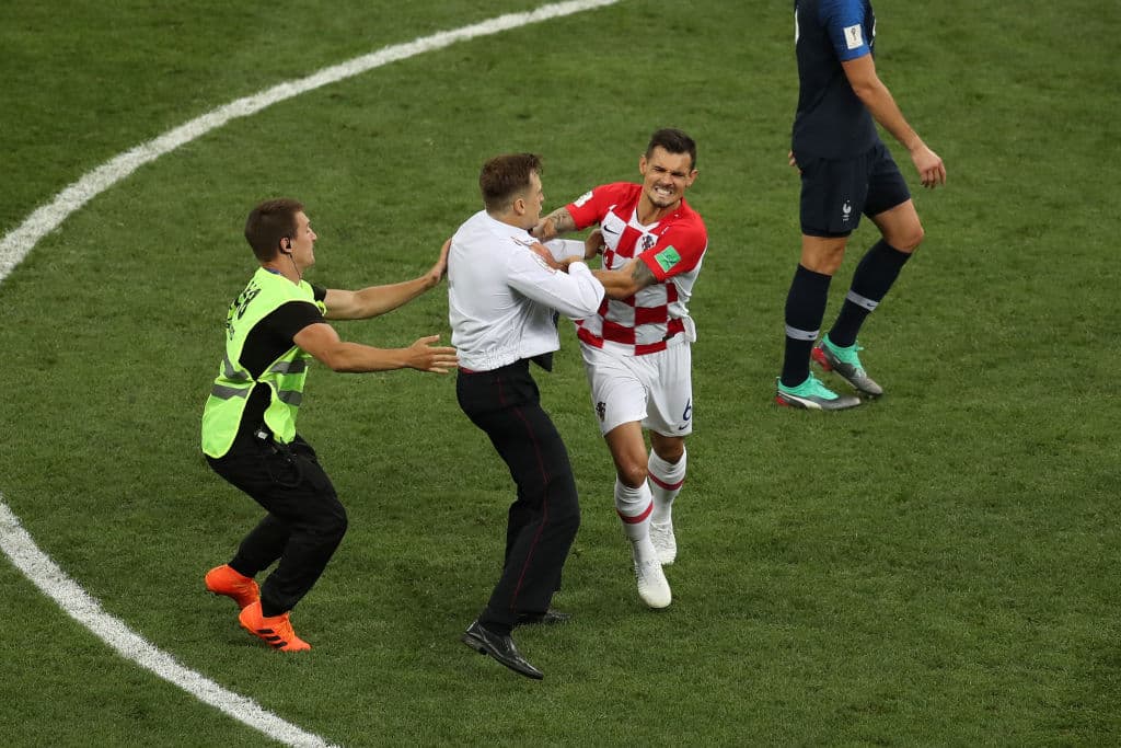 En el segundo tiempo, en otro de los hechos anecdóticos, unas personas invadieron el terreno, algunos para agredir a los jugadores y otros para saludarlos.