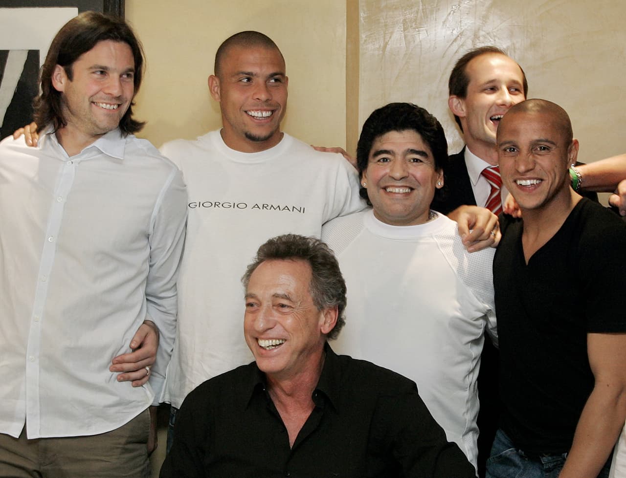 A pesar de sus constantes polémicas, Diego siempre ha recibido la admiración de grandes estrellas del fútbol como Santiago Solari, Ronaldo, Roberto Carlos y Quique Wolf.