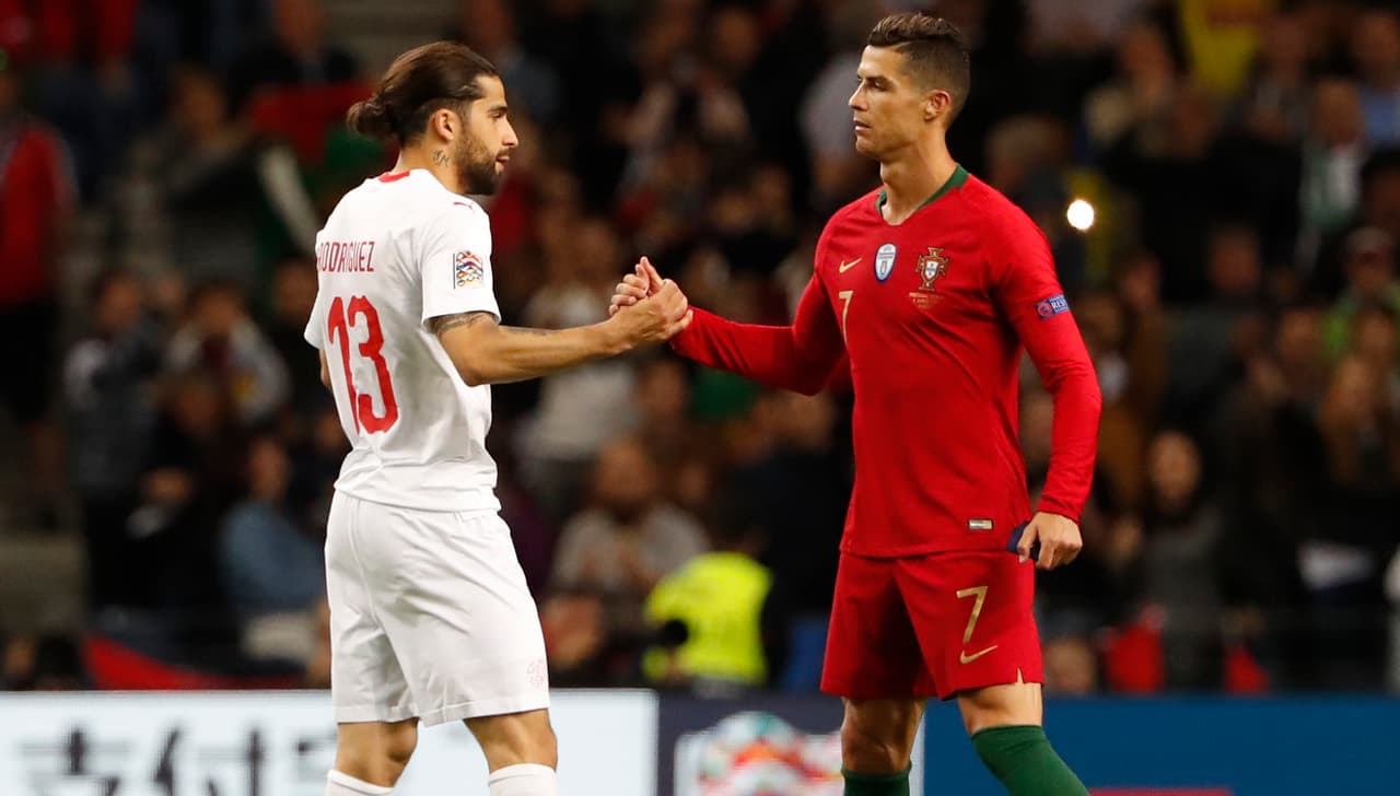 El lateral de Suiza, Ricardo Rodríguez, reconoce a Cristiano Ronaldo tras su hat-trick en la victoria de Portugal para avanzar a la Final de la UEFA Nations League en el estadio Do Dragao.