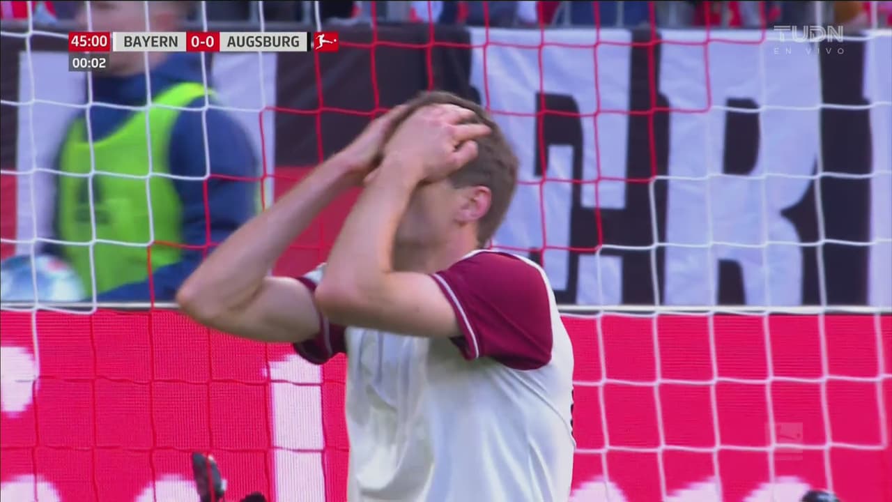¡No lo puede creer! Thomas Müller falla la más clara del Bayern en el juego